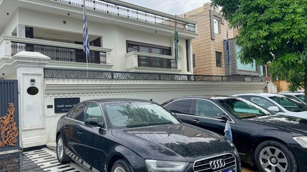 الشرطة الهندية عثرت على صور مفبركة لجاين مع زعماء عالميين وأختام مزورة لوزارة الخارجية الهندية وأكثر من 30 دولة