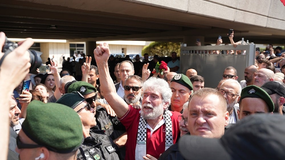 المناضل اللبناني جورج عبدالله مرتدياً الكوفية الفلسطينية أمام مطار بيروت