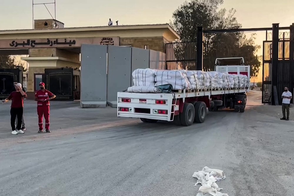 شاحنة مساعدات على الجانب المصري من معبر رفح مع قطاع غزة، وهي تتجه نحو قطاع غزة (AFP)