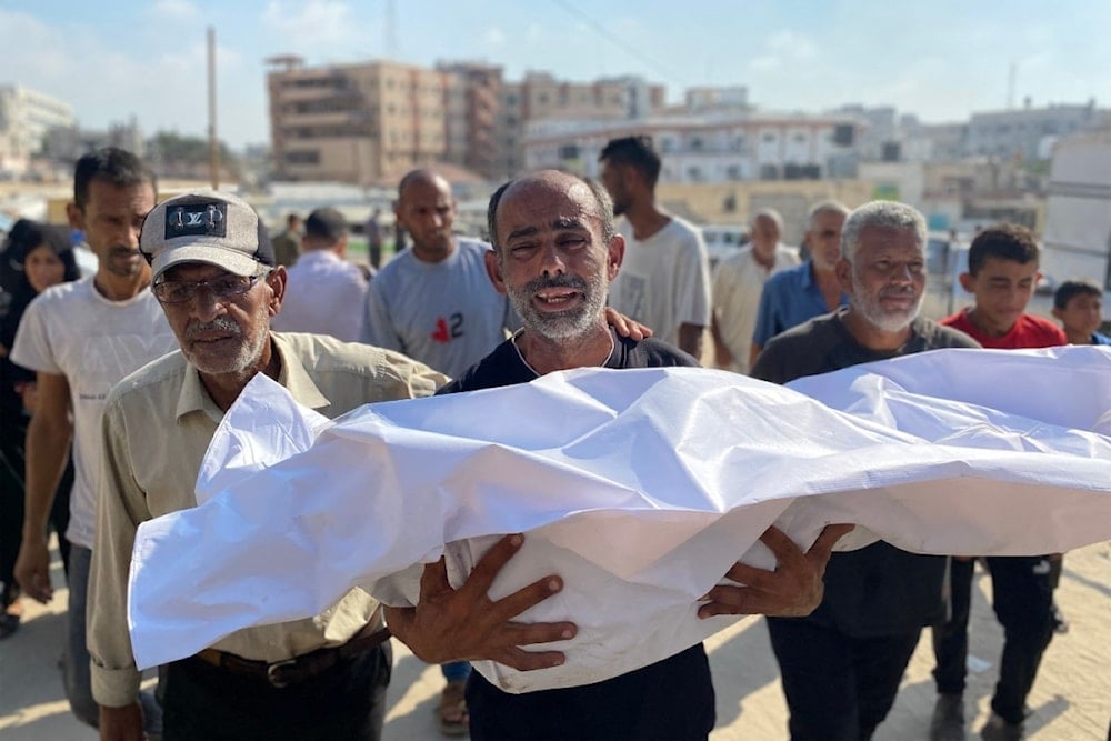 أب فلسطيني يحمل جثمان طفله بعدما قُتل في قصف إسرائيلي على منطقة مواصي خان يونس جنوب قطاع غزة 28 تموز/يوليو 2025 (أ ف ب)
