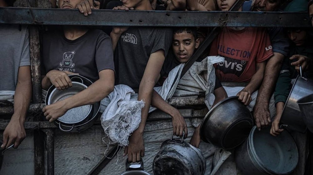 فلسطينيون يحاولون الحصول على الغذاء في مدينة غزة (16 تموز/يوليو 2025 - وكالة الأناضول)