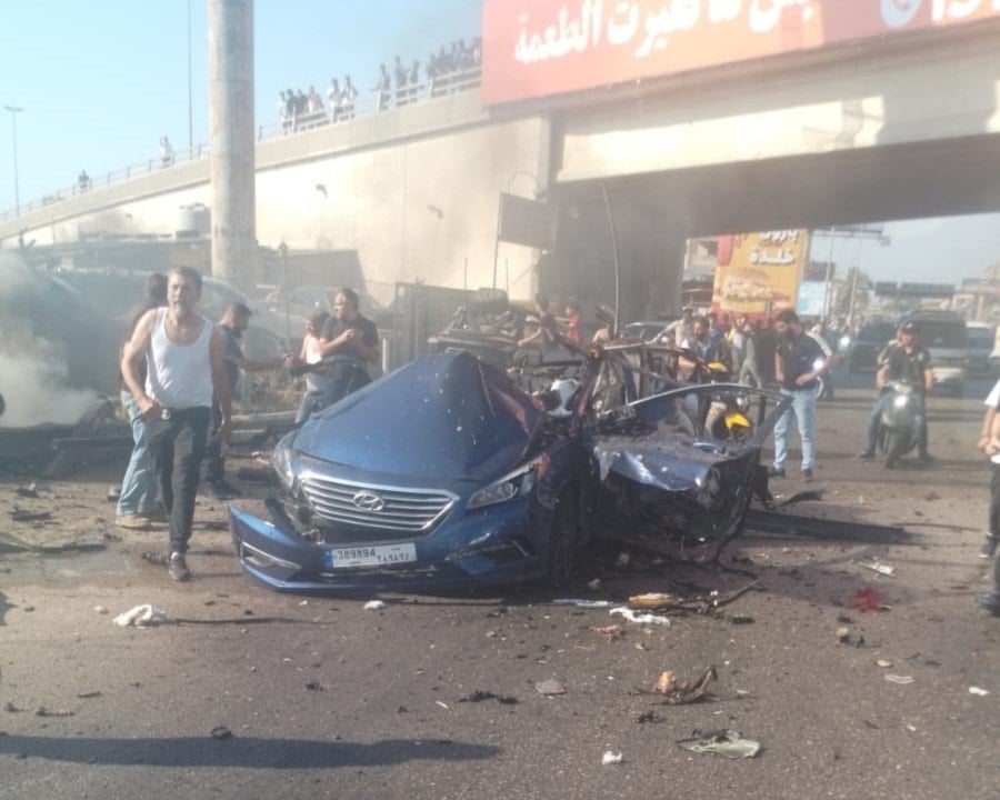 الاحتلال الإسرائيلي يستهدف سيارة على الطريق السريع جنوبي العاصمة بيروت. خلدة. 3 تموز/يوليو 2025 (وكالات)