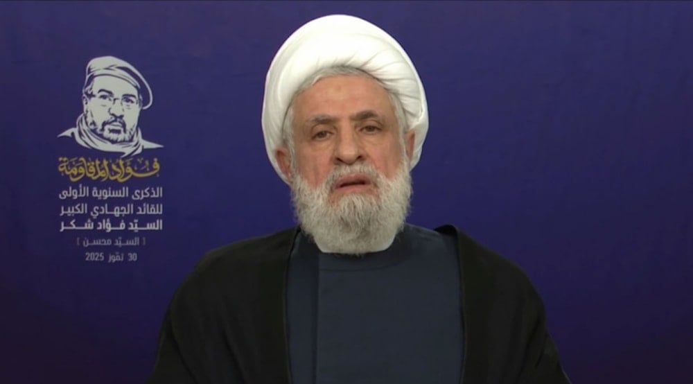الأمين العام لحزب الله، الشيخ نعيم قاسم، خلال إلقائه كلمةً في الذكرى السنوية الأولى لاستشهاد القائد فؤاد شكر
