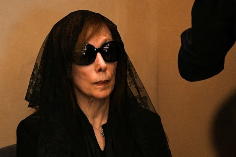 السيدة فيروز في تشييع ولدها زياد الرحباني