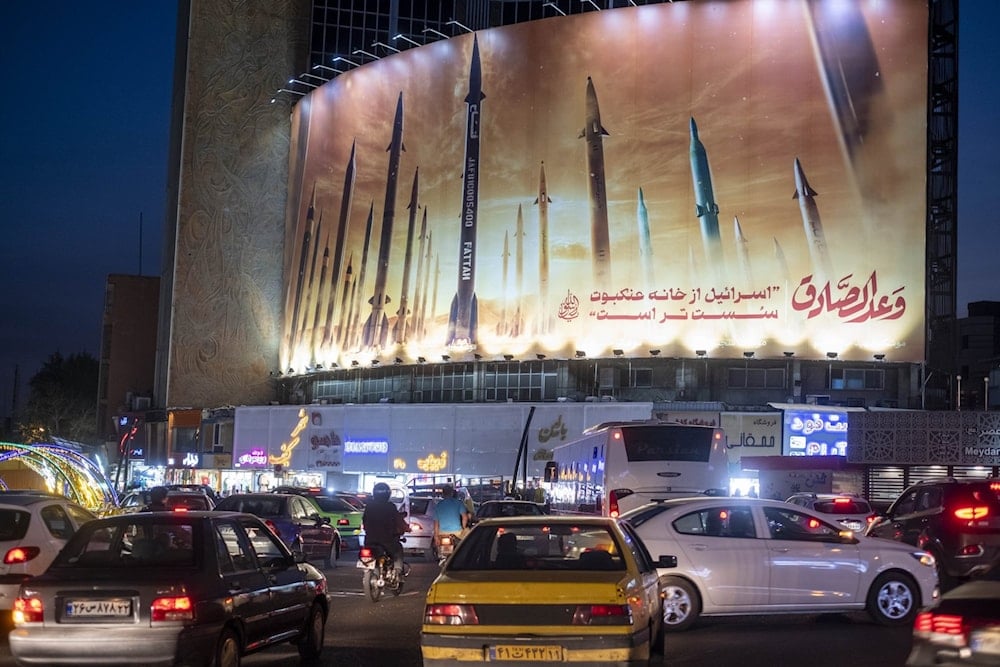 لوحة إعلانية وسط العاصمة الإيرانية طهران تُظهر ترحيب بصواريخ الحرس الثوري التي استهدفت كيان الاحتلال الإسرائيلي في 15 نيسان/أبريل 2024 (أ ف ب)