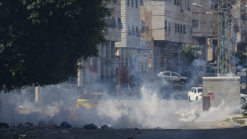 مواجهات بين شبان فلسطينيين وقوات الاحتلال الإسرائيلي في بلدة بيتا جنوب مدينة نابلس، شمالي الضفة الغربية (وكالة الأناضول)