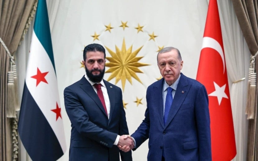 الرئيس التركي، رجب طيب إردوغان مع رئيس المرحلة الانتقالية في سوريا أحمد الشرع (أرشيفية)