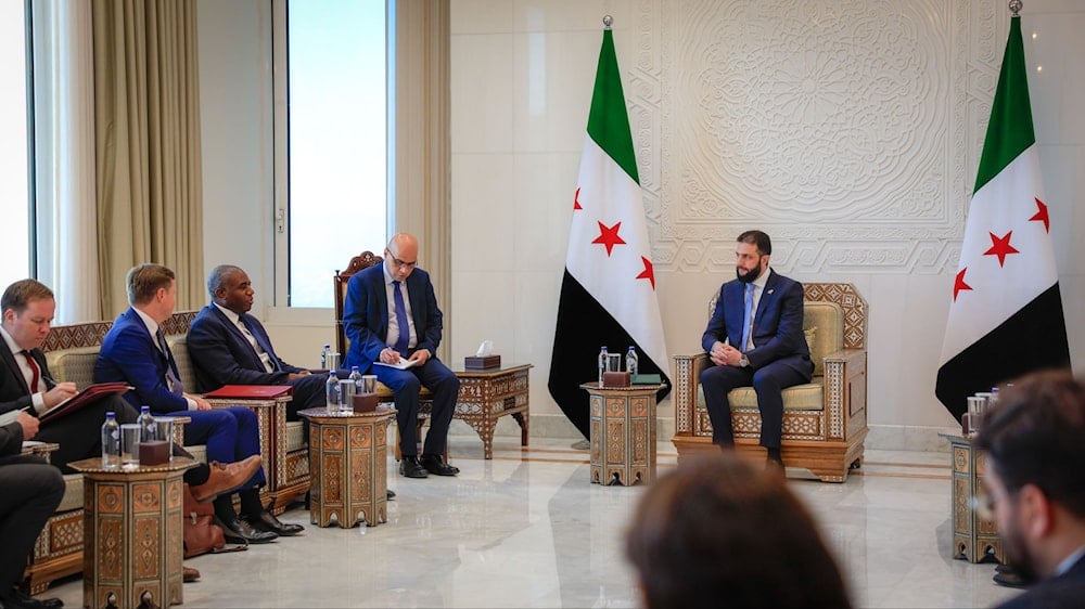 رئيس المرحلة الانتقالية أحمد الشرع يلتقي بوزير الخارجية البريطاني ديفيد لامي والوفد المرافق له 5 تموز/يوليو (سانا)