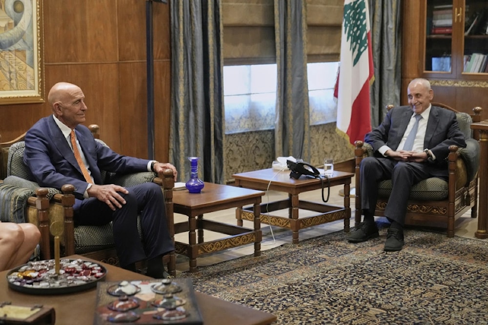 رئيس البرلمان اللبناني، نبيه بري، والمبعوث الأميركي، توماس باراك، خلال لقائهما في عين التينة في بيروت (7 تموز/يوليو 2025 - أسوشييتد برس)