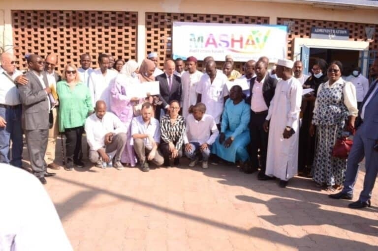 السفير الإسرائيلي لدى السنغال خلال حفل تخريج دورة قدّمها خبراء إسرائيليون في مستشفى نجامينا العام، تشاد