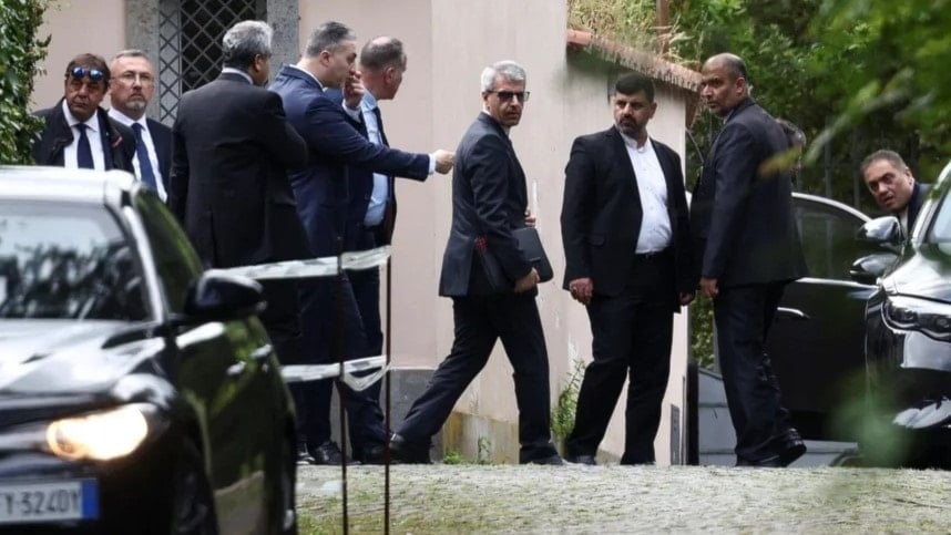 الوفد الإيراني يغادر السفارة العمانية بعد عقد الجولة الخامسة من المحادثات مع أميركا في روما. 23 أيار/مايو 2025 (رويترز)