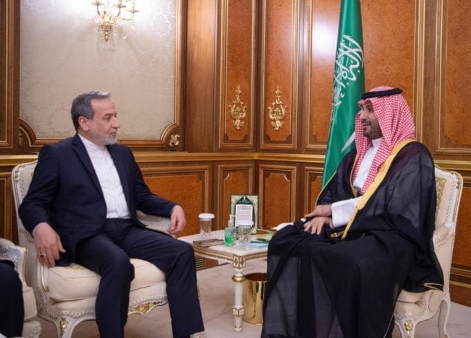 لقاء بين ولي العهد السعودي محمد بن سلمان ووزير الخارجية الإيراني عباس عراقتشي (واس)