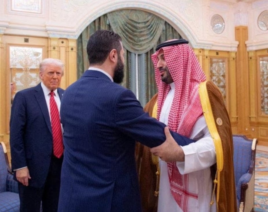 الرئيس السوري الانتقالي، أحمد الشرع، يلتقي الرئيس الأمريكي، دونالد ترامب، وولي العهد السعودي، الأمير محمد بن سلمان. الرياض. 14 أيار/مايو 2025. (رويترز)