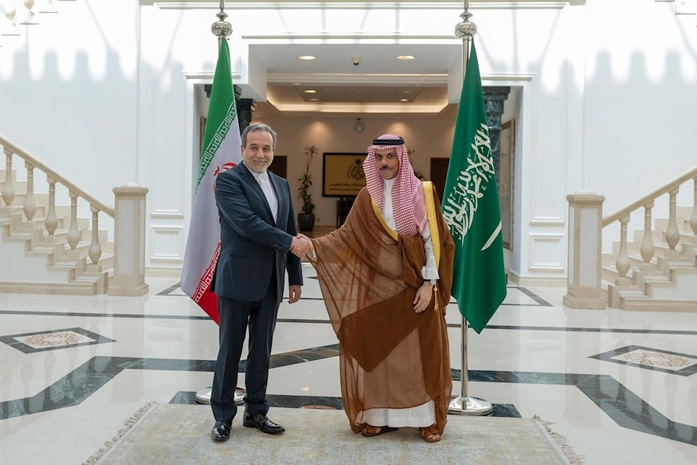 عراقتشي وبن فرحان يناقشان تعزيز العلاقات الثنائية بين البلدين ومنع التصعيد في المنطقة