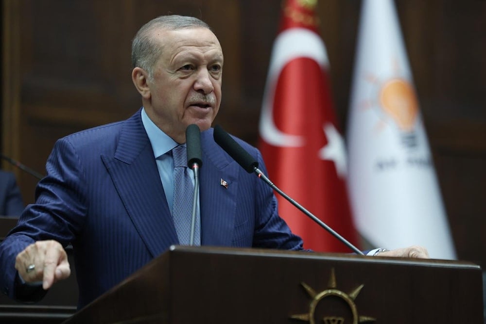 الرئيس التركي، رجب طيب إردوغان، يتحدث خلال اجتماع مجموعة حزبه في الجمعية الوطنية التركية الكبرى. أنقرة. 9 تموز/يوليو 2025. (رئاسة الجمهورية التركية)