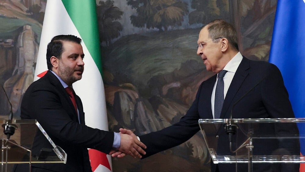 وزير الخارجية الروسي سيرغي لافروف ووزير الخارجية السوري أسعد الشيباني يتصافحان في نهاية المؤتمر الصحفي المشترك الذي عقد عقب اجتماعهما في موسكو في 31 يوليو/تموز 2025.