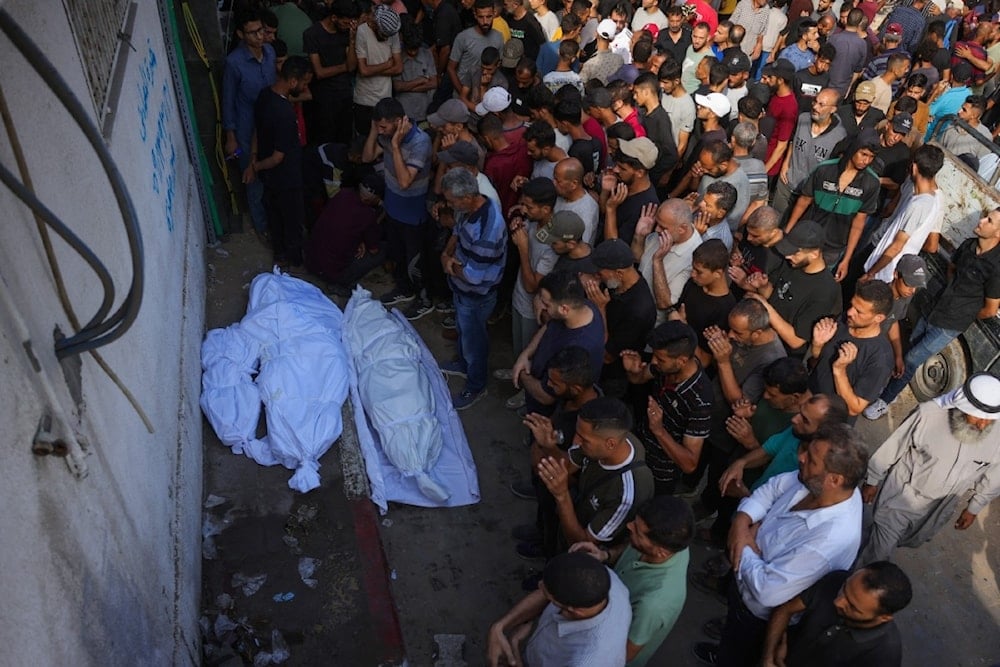 فلسطينيون يصلون على جثث شهداء من منتظري المساعدات في ساحة مستشفى الشفاء بمدينة غزة، 31 تموز/يوليو 2025 (أ ف ب)