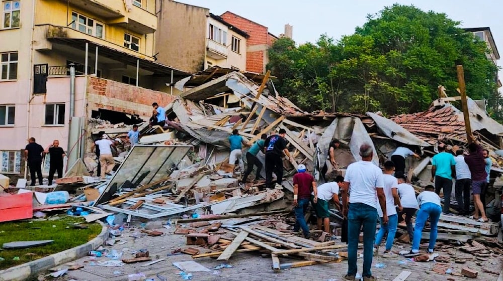 انهيار مباني كبيرة بالكامل في بلدة سينديرجي مركز الزلزال