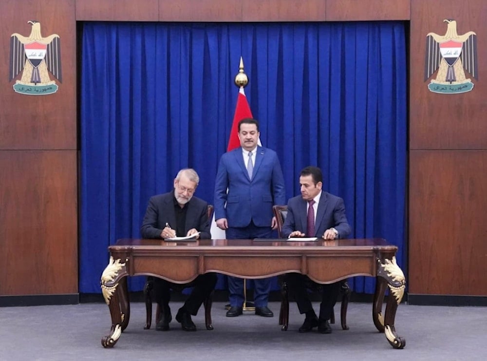 مستشار الأمن الأمن القومي العراقي وأمين المجلس الأعلى للأمن القومي الإيراني خلال توقيهما مذكرة التفاهم الأمنية، برعاية رئيس الحكومة العراقي (حساب قاسم الأعرجي الرسمي في 