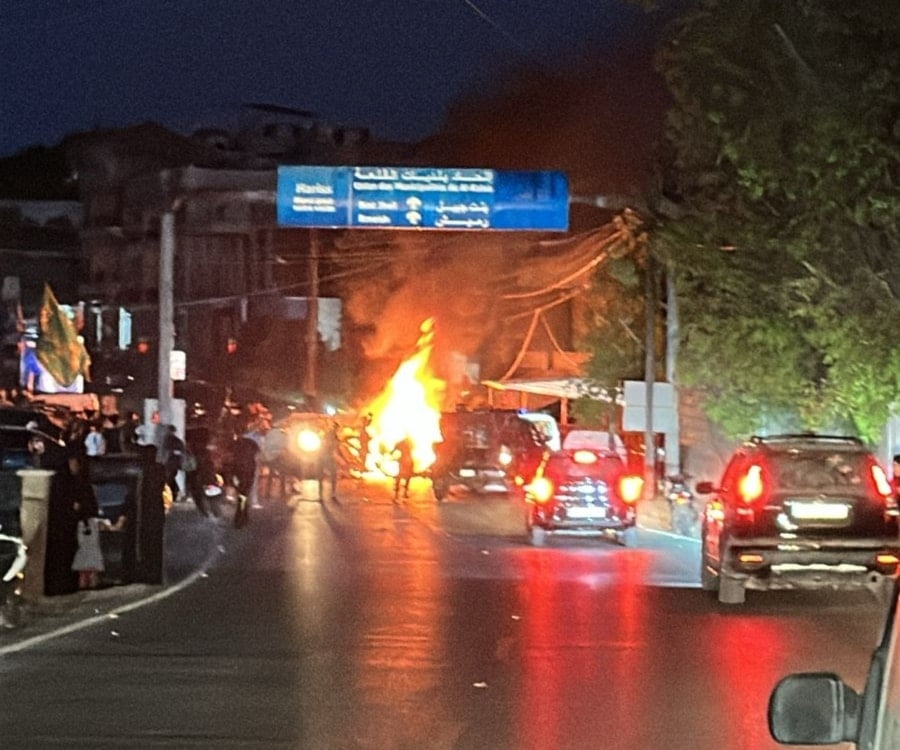 السيارة المستهدفة على الطريق الواصل بين بلدتي حداثا وحاريص في جنوب لبنان 