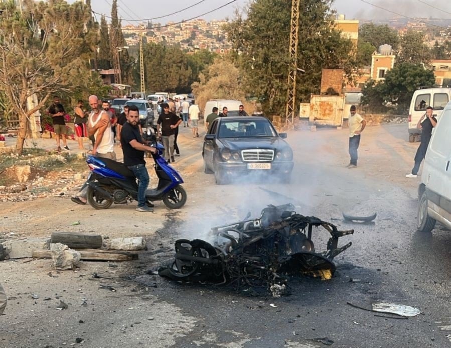 غارة إسرائيلية على بلدة عيترون في جنوب لبنان استهدفت دراجة نارية (متداول)