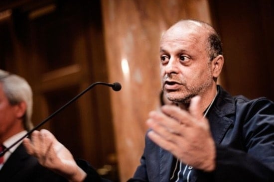 المعارض الإيراني أكبر كنجي يرفض تعريف نتنياهو بكتابه: هذا العار سيبقى معي