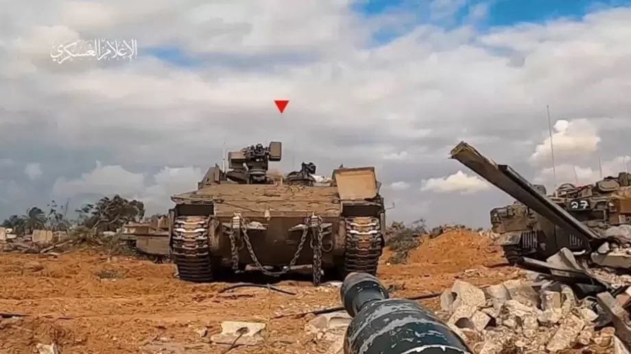 المقاومة الفلسطينية تستهدف دبابة وتجمعاً للاحتلال الإسرائيلي في قطاع غزة