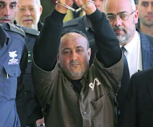 مروان البرغوثي أثناء توجهه إلى محكمة إسرائيلية عام 2012 (رويترز) مروان البرغوثي أثناء توجهه إلى محكمة إسرائيلية عام 2012 (رويترز)