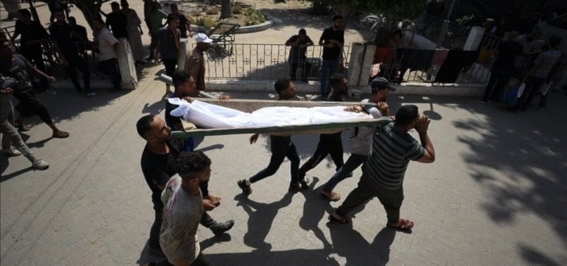 فلسطينيون يحملون جثمان شهيد قُتل في قصف إسرائيلي على منزل في مدينة غزة 14 آب/أغسطس/آب 2025 (الأناضول(
