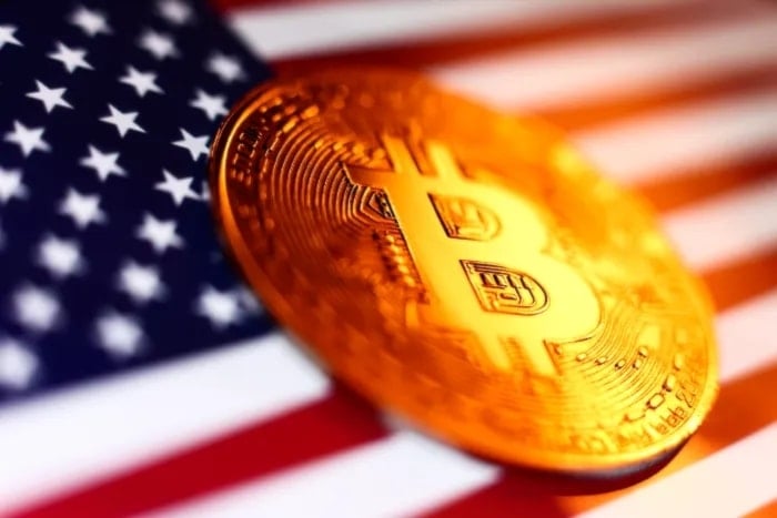 يظهر العلم الأميركي وتمثيل العملة المشفرة بيتكوين (أ ف ب)