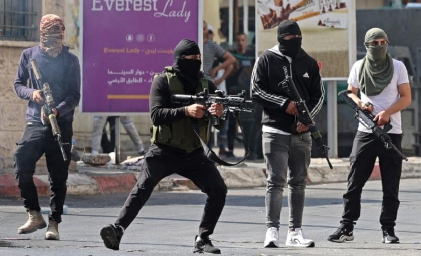 فلسطينيون يتصدون لقوات إسرائيلية اثناء اقتحامها أحد مدن الضفة الغربية (أ ف ب)