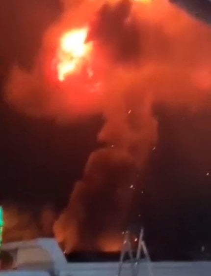 مشاهد للغارات الإسرائيلية التي استهدفت محطة حزيز الكهربائية جنوبي صنعاء (منصة 