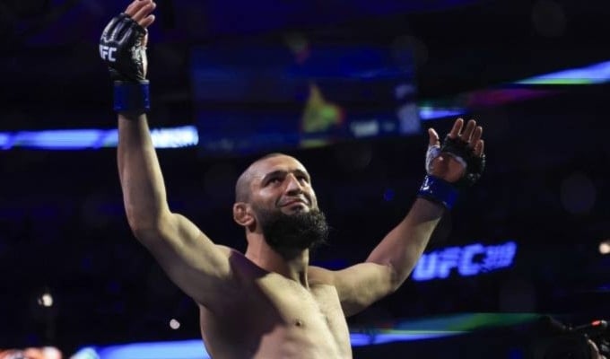 حمزة شيماييف بطلاً للعالم في الوزن المتوسط في UFC 319