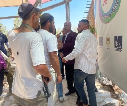 الاحتلال يحتجز وزير الثقافة الفلسطيني وطاقمه في رام الله