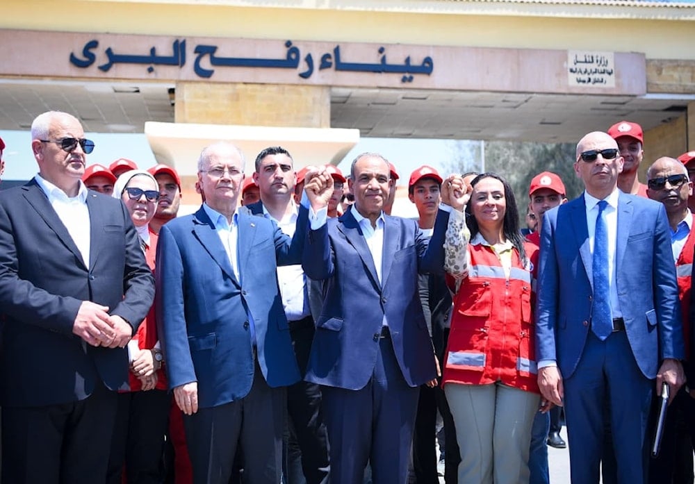 وزير الخارجية المصري بدر عبد العاطي ورئيس الوزراء الفلسطيني محمد مصطفى خلال جولتهما في معبر رفح