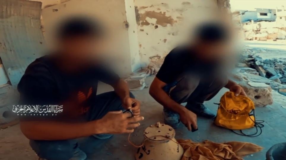مقاومون يحضرون عبوات لتفجيرها بآليات الاحتلال في قطاع غزة (أرشيف)