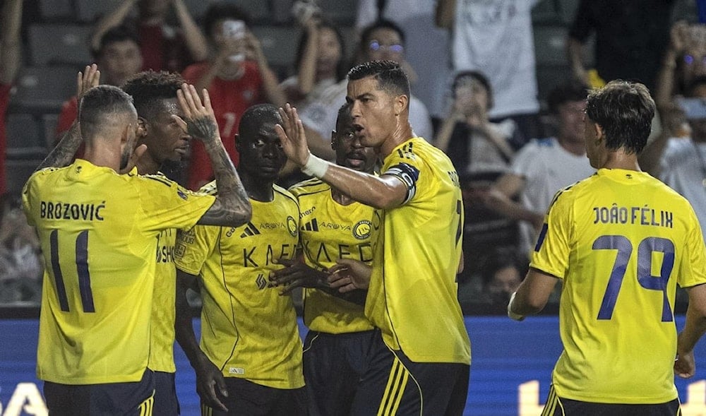 النصر يتجاوز الاتحاد بعشرة لاعبين ويبلغ نهائي السوبر السعودي (فيديو)