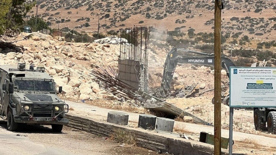 آليات الاحتلال الإسرائيلي تعمل على هدم المدرسة بالعقبة (إعلام فلسطيني)