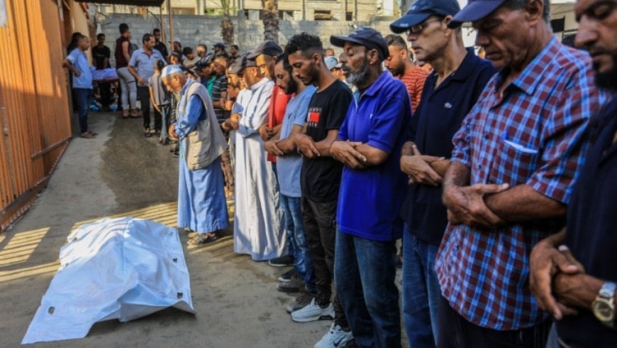 فلسطينوين يؤدون صلاة الجنازة على شهيد ارتقى بقصف إسرائيلي في مدينة خان يونس، 18 أغسطس/آب 2025 (الأناضول)