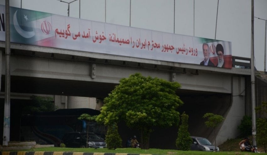 قبيل مغادرته إلى باكستان.. بزشكيان: القضايا الأمنية والحدودية أولوية مشتركة للبلدين