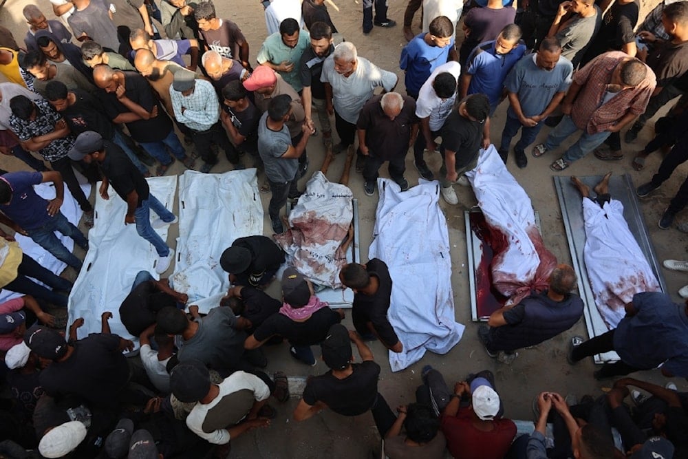 فلسطينيون يودعون أقاربهم الذين استشهدوا بغارات إسرائيلية، قبل تشييع جنازتهم في مستشفى الشفاء بمدينة غزة، في 21 أغسطس/آب 2025 (أ ف ب)