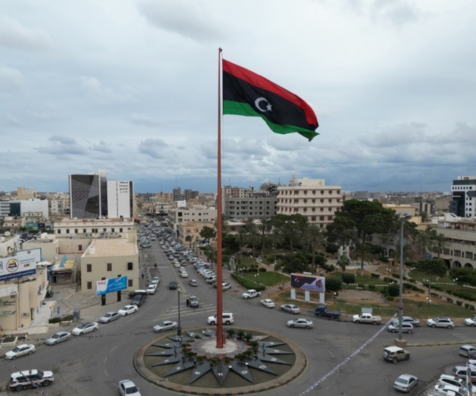 علم ليبيا مرفوع على سارية في ليبيا