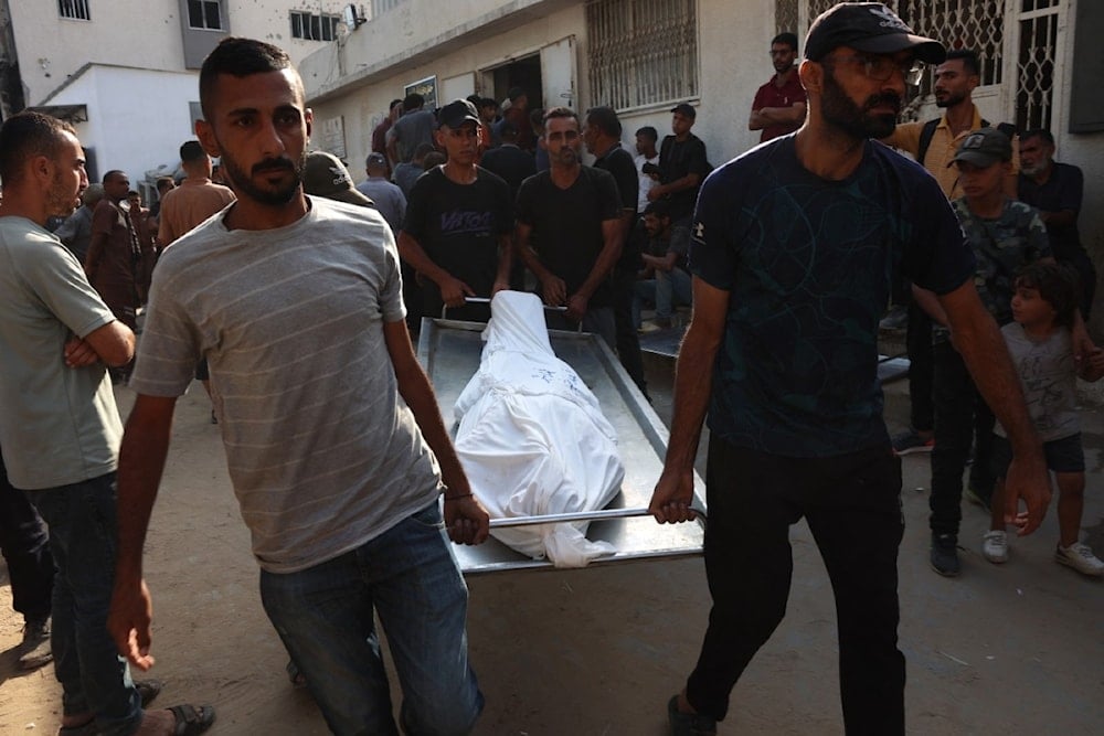 فلسطينيون يحملون جثمان شهيد قُتل في غارة إسرائيلية في مدينة غزة، في 21 آب/غسطس 2025 (أ ف ب)