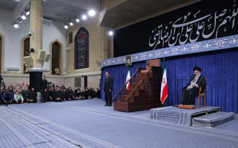 قائد الثورة والجمهورية الإسلامية في إيران السيد علي خامنئي خلال كلمة في مراسم عزاء استشهاد الإمام الرضا بين مختلف فئات الشعب (تواصل اجتماعي)