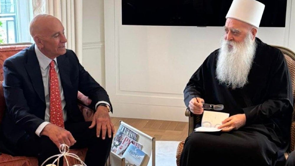 الشيخ موفق طريف خلال لقاء المبعوث الأميركي إلى سوريا توم برّاك 19 آب/أغسطس 2025 (إكس توم برّاك)