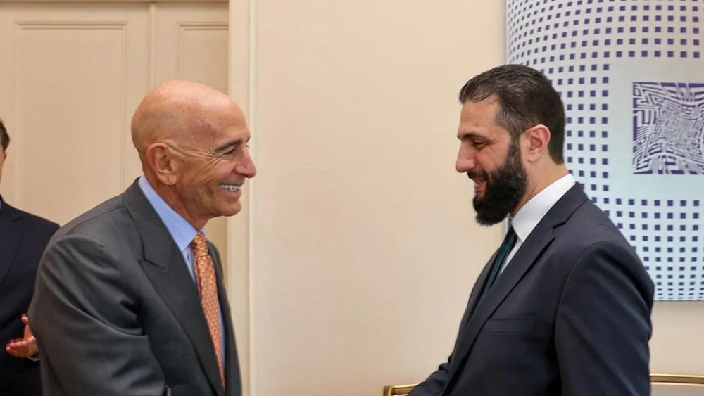 الرئيس السوري أحمد الشرع والسفير الأميركي لدى تركيا والمبعوث الخاص إلى سوريا توماس باراك (رويترز)