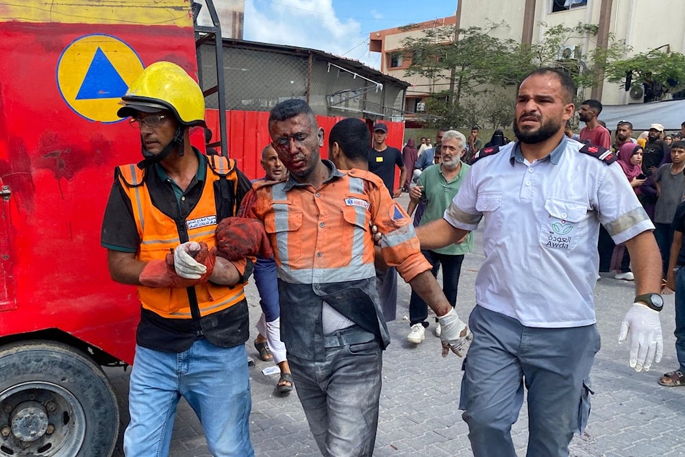 جريح من الدفاع المدني في إثر غارة إسرائيلية على مجمع ناصر الطبي في خان يونس - 25 آب/أغسطس 2025 (أ ف ب)