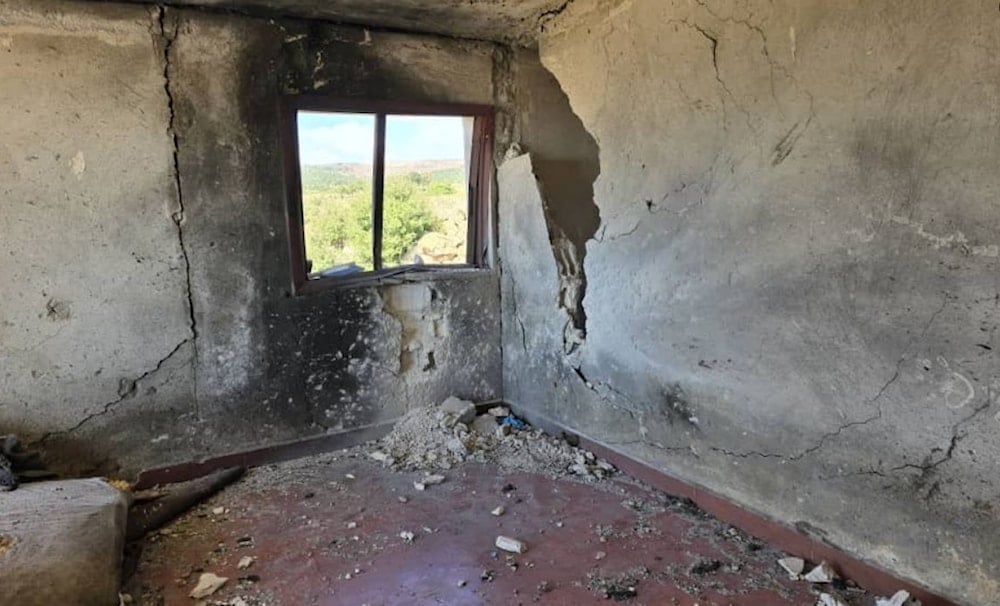 آثار الدمار في المنزل الذي استهدفه الاحتلال في قرية طرنجة بريف القنيطرة الشمالي (سانا)