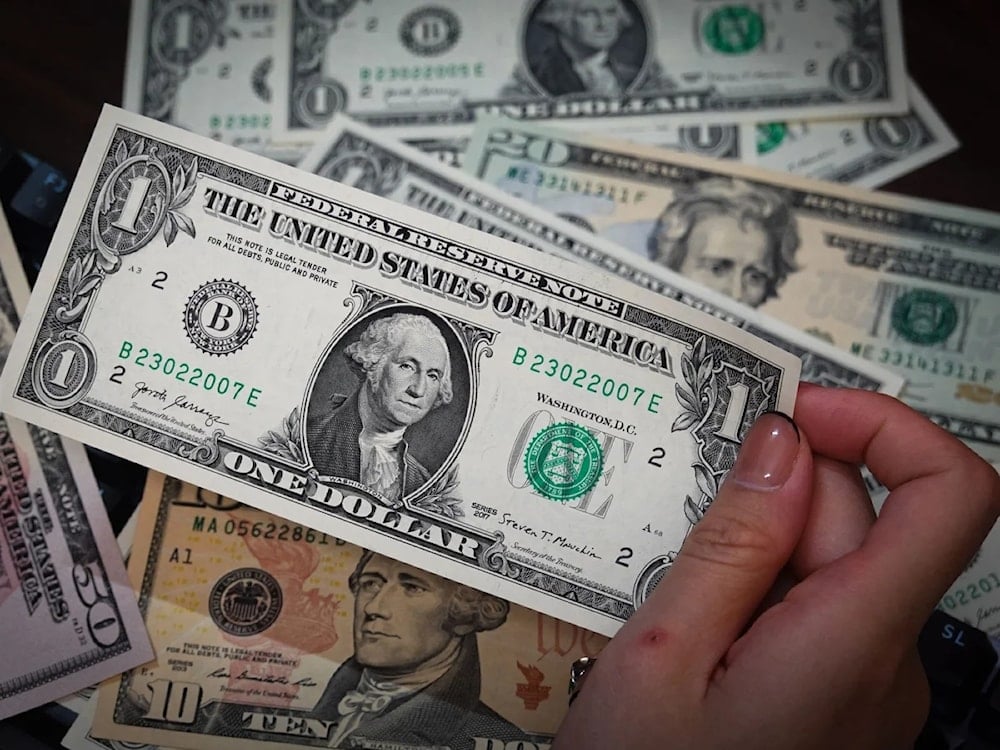 الدولار يتراجع بعد محاولة ترامب للسيطرة على البنك المركزي الأميركي