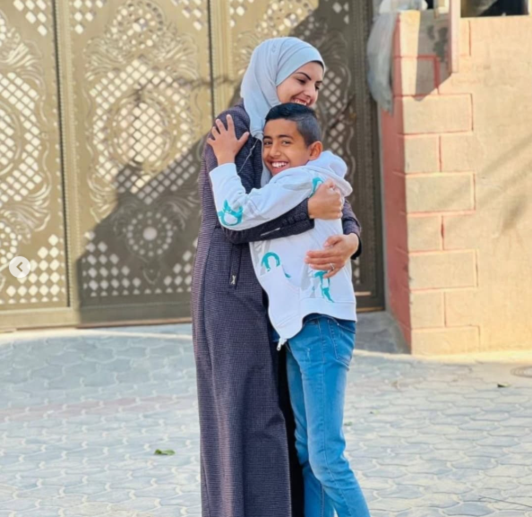 مريم أبو دقة لم ترَ ابنها غيث منذ عام ونصف، بعد إجلائه إلى الإمارات مع والده